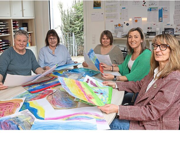 Im Bild (von links): Doris Döring, Katharina Zapke, Stefanie Zdunek, Ute Karthaus und Claudia Schmidt bei der Auswahl der Bilder aus dem Projekt „Malen mit Demenz“. Sie werden beim Diakoniefest zu sehen sein.