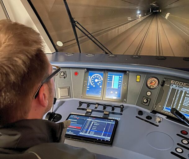 Kristof Vandoorne im Führerstand der S-Bahn auf der bereits mit ETCS ausgestatteten Strecke zwischen Wendlingen und Ulm.