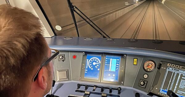 Kristof Vandoorne im Führerstand der S-Bahn auf der bereits mit ETCS ausgestatteten Strecke zwischen Wendlingen und Ulm.
