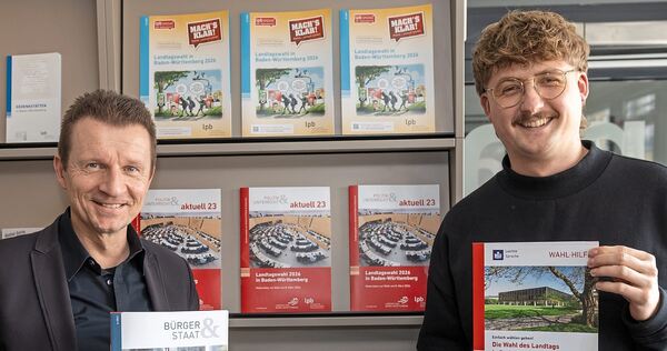 Als Teil der Landeszentrale für politische Bildung geben Thomas Franke und Nico Oesterwind (v.l.) ihr Bestes, besonders junge Menschen politisch zu bilden.