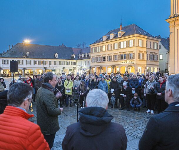 Friedensgebet auf dem Ludwigsburger Marktplatz am Dienstagabend. Am Mikrofon (links der Bildmitte): Ludwigsburgs Oberbürgermeister Matthias Knecht.