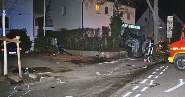 Zerstört: Der Wagen der getöteten Frauen wird vom S550 von G. mit 80 Stundenkilometern seitlich von der Fahrbahn geschleudert, streift den Baum vorn, trifft die Wand an der Ecke, dreht sich um beide Achsen und bleibt seitlich zwischen Wand und Baum h