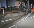 Zerstört: Der Wagen der getöteten Frauen wird vom S550 von G. mit 80 Stundenkilometern seitlich von der Fahrbahn geschleudert, streift den Baum vorn, trifft die Wand an der Ecke, dreht sich um beide Achsen und bleibt seitlich zwischen Wand und Baum h