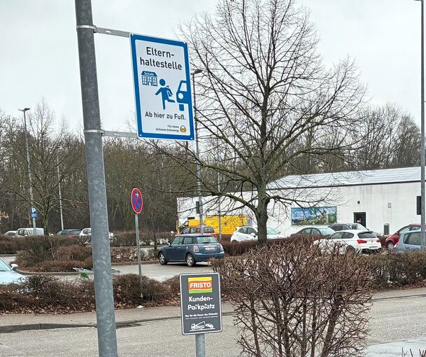 Mit einer Elternhaltestelle beim Getränkemarkt Fristo soll die Verkehrssituation rund um die Schulen entschärft werden. Mit einer Elternhaltestelle beim Getränkemarkt Fristo soll die Verkehrssituation rund um die Schulen entschärft werden.