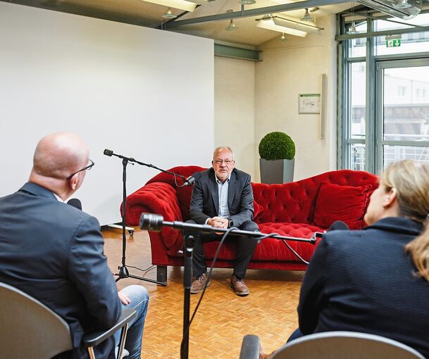 Andreas Veit auf der NewsCouch im Gespräch mit Ulrike Trampus und Stephan Wolf aus der LKZ-Chefredaktion. Andreas Veit auf der NewsCouch im Gespräch mit Ulrike Trampus und Stephan Wolf aus der LKZ-Chefredaktion.