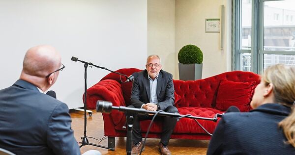 Andreas Veit auf der NewsCouch im Gespräch mit Ulrike Trampus und Stephan Wolf aus der LKZ-Chefredaktion. Andreas Veit auf der NewsCouch im Gespräch mit Ulrike Trampus und Stephan Wolf aus der LKZ-Chefredaktion.