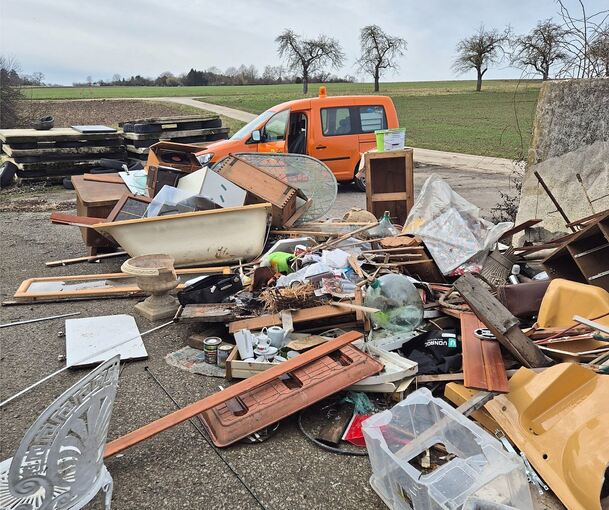Von der Badewanne bis zu Farbeimern und Gartenstühlen:Müll in großen Mengen wurde auf dem Erdmannhäuser Häckselplatz abgeladen.