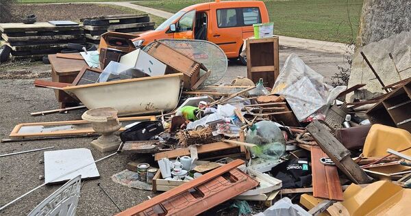 Von der Badewanne bis zu Farbeimern und Gartenstühlen:Müll in großen Mengen wurde auf dem Erdmannhäuser Häckselplatz abgeladen.