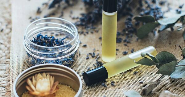 Ätherische Öle sind bei einer Massage wichtige Utensilien.