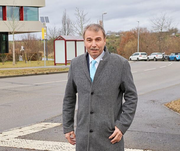 Konrad Epple hat sich das Gewerbegebiet von Hemmingen als Treffpunkt ausgesucht, mit Blick auch auf Flächen mit unterschiedlichster landwirtschaftlicher Nutzung und markante Orte.