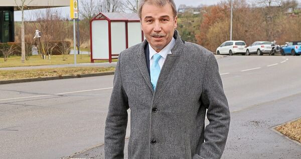 Konrad Epple hat sich das Gewerbegebiet von Hemmingen als Treffpunkt ausgesucht, mit Blick auch auf Flächen mit unterschiedlichster landwirtschaftlicher Nutzung und markante Orte.