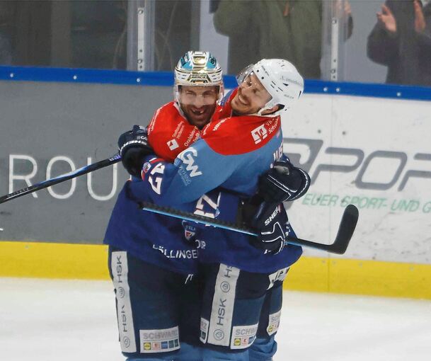 Zwei Falken-Routiniers selig vereint: Robin Just (rechts) und Freddy Cabana.