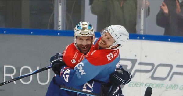 Zwei Falken-Routiniers selig vereint: Robin Just (rechts) und Freddy Cabana.