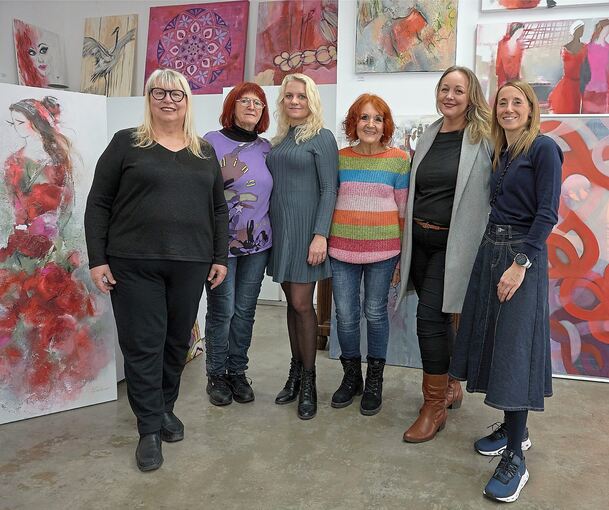 Galerie-Leiterin Gerda Gabriel (von links) mit den Künstlerinnen Veronika Lausecker-Hoffmann, Yvonne Gabriel, Renate Leidner, Sandra Fanti und Isabel Rader.