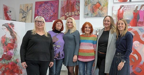 Galerie-Leiterin Gerda Gabriel (von links) mit den Künstlerinnen Veronika Lausecker-Hoffmann, Yvonne Gabriel, Renate Leidner, Sandra Fanti und Isabel Rader.