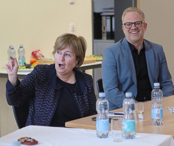 Beim Besuch im Mörikegymnasium teilt die Israelische Generalkonsulin ihre Ansichten mit den Elftklässlern.