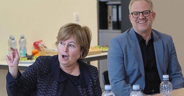 Beim Besuch im Mörikegymnasium teilt die Israelische Generalkonsulin ihre Ansichten mit den Elftklässlern.