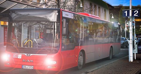 Ein Linienbus am Besigheimer Bahnhof: Die Busse fahren häufig weitgehend leer durch die Stadt.