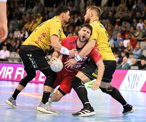 Auffälligster Bietigheimer Juan de la Pena (Mitte) wird von Tin Kontrec (links) und Bartlomiej Bis (rechts) in die Mangel genommen.