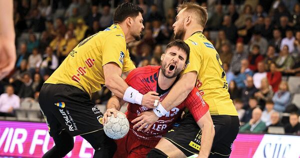 Auffälligster Bietigheimer Juan de la Pena (Mitte) wird von Tin Kontrec (links) und Bartlomiej Bis (rechts) in die Mangel genommen.