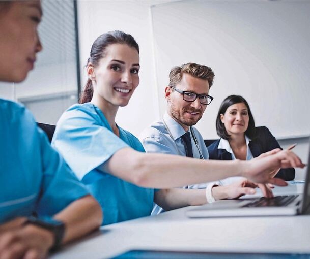 Flexibilität ist Trumpf: Die beiden bereiten sich per E-Learning auf eine Führungsposition in der Pflegebranche vor. Die Pflegebranche zählt zu den krisensichersten Berufsfeldern überhaupt und eröffnet engagierten Fachkräften vielfältige Aufstiegsmög