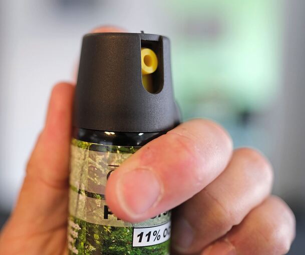 Die Unbekannten sprühten ihrem Opfer offenbar einen Reizstoff in die Augen.