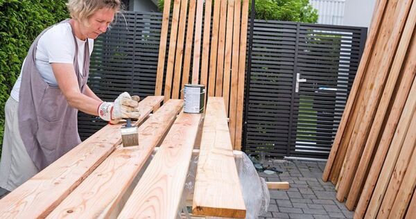 Alte und auch neue Terrassendielen bleiben länger haltbar und ansehnlich, wenn sie mit einer Lasur oder mit Holzöl behandelt werden.