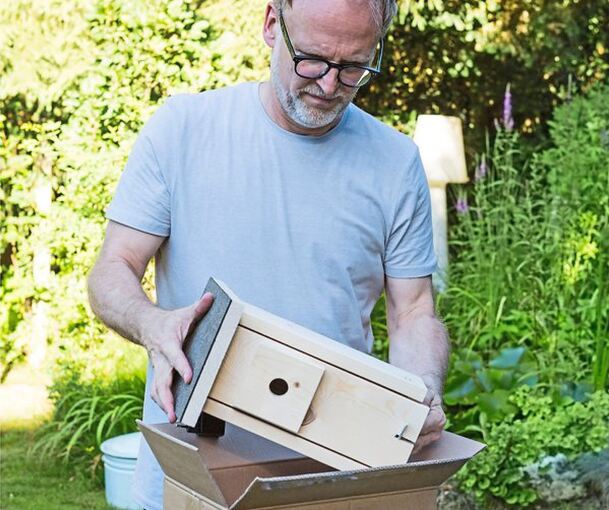 Das schöne Frühlingswetter nutzen und die Terrasse wieder auf Vordermann bringen: Alte und auch neue Terrassendielen bleiben länger haltbar und ansehnlich, wenn sie mit einer Lasur oder mit Holzöl behandelt werden. Rechts ein Beispiel für ein nützlic