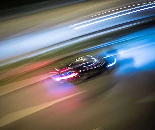 Mit über 200 Stundenkilometern rast der Mercedes-Fahrer der Polizei davon.