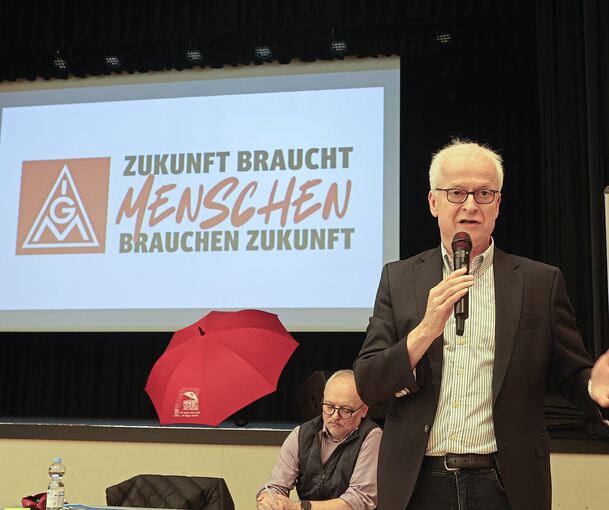 Hans-Jürgen Urban, geschäftsführendes Vorstandsmitglied der IG Metall, spricht am Mittwoch in Remseck vor Betriebsräten aus der Region.