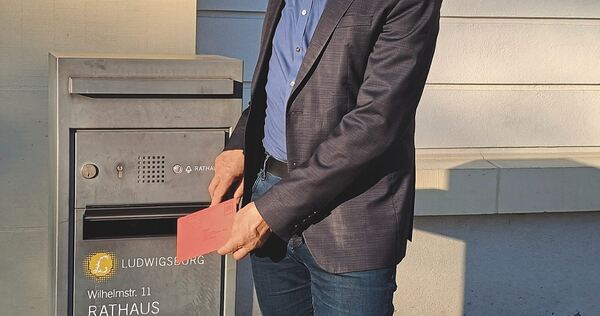 Jürgen Schindler, Leiter des Fachbereichs Bürgerdienste, zeigt am Rathaus in der Wilhelmstraße 11, dass Briefwahlunterlagen auch Jürgen Schindler, Leiter des Fachbereichs Bürgerdienste, zeigt am Rathaus in der Wilhelmstraße 11, dass Briefwahlunterlagen auch direkt in die Briefkästen der Stadtverwaltung eingeworfen werden können.