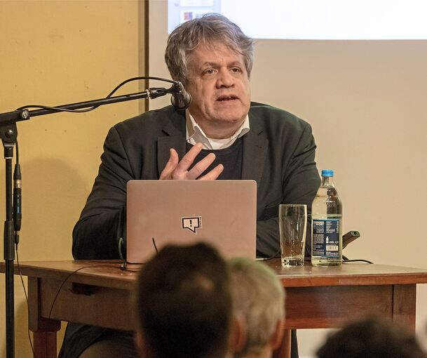 Marcus Bensmann bei der Lesung in Ludwigsburg.