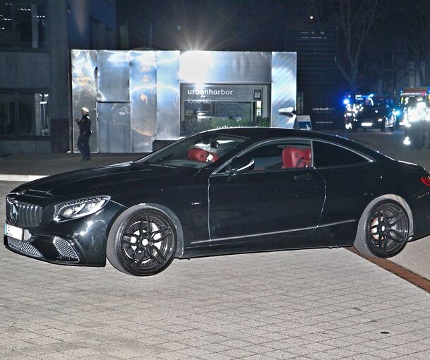 Der S500 aus dem Autorennen, den I. nach dem Unfall am Urban Harbor abstellt, bevor er verschwindet. Im Kofferraum liegen, noch unentdeckt, 19.134 Euro in bar.