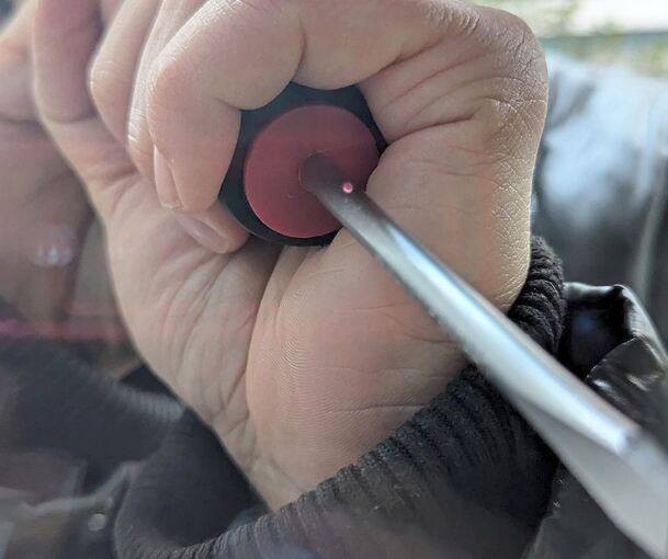 Der Tatverdächtige soll einen 31-jährigen Mann mit einem Schraubenzieher bedroht haben. Der Tatverdächtige soll einen 31-jährigen Mann mit einem Schraubenzieher bedroht haben.