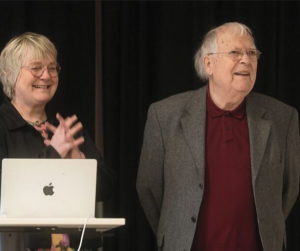 Maja Nielsen mit dem Tunnelbauer Joachim Neumann am Friedrich-Schiller-Gymnasium.