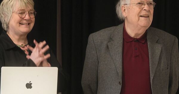 Maja Nielsen mit dem Tunnelbauer Joachim Neumann am Friedrich-Schiller-Gymnasium.