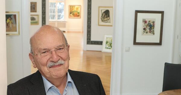 Rudolf Bayer in der Villa Faber: Der erfolgreiche Galerist hat in Bietigheim-Bissingen drei Stiftungen ins Leben gerufen. In der kommenden Woche erhält er für seine Verdienste um das Gemeinwohl die Staufermedaille, eine der höchsten Auszeichnungen de