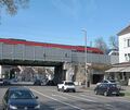 Die Eisenbahnbrücke über die B 27 bei Eglosheim. Täglich fahren hier mehrere Tausend Autos hindurch.