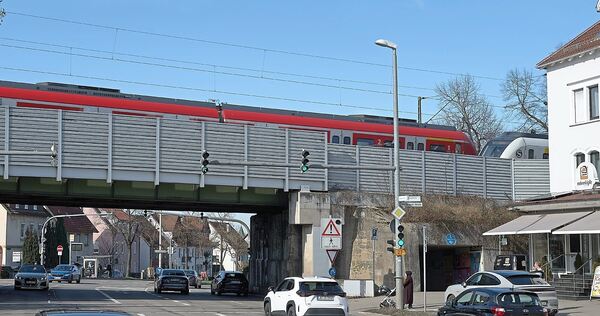 Die Eisenbahnbrücke über die B 27 bei Eglosheim. Täglich fahren hier mehrere Tausend Autos hindurch. Die Eisenbahnbrücke über die B 27 bei Eglosheim. Täglich fahren hier mehrere Tausend Autos hindurch.