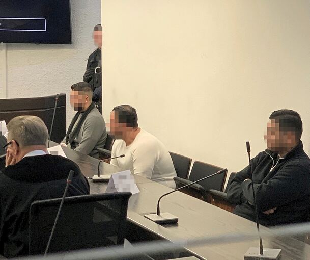Auf der Anklagebank im Landgericht Stuttgart (v.l.): Der Hauptangeklagte G., sein Bruder I. und ihr Cousin K.