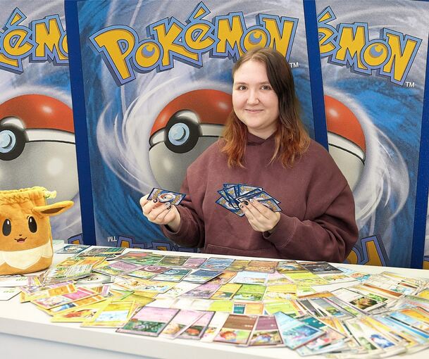 Amelie aus Marbach mit ihren Pokémon-Karten.
