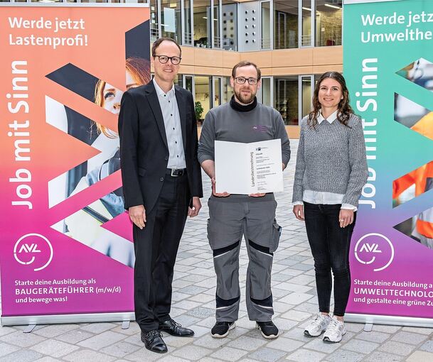 AVL-Geschäftsführer Tilman Hepperle (links) und AVL-Ausbilderin Melanie Degener (rechts) gratulieren Manuel Mergl zum Titel: „Landesbester Auszubildender“.