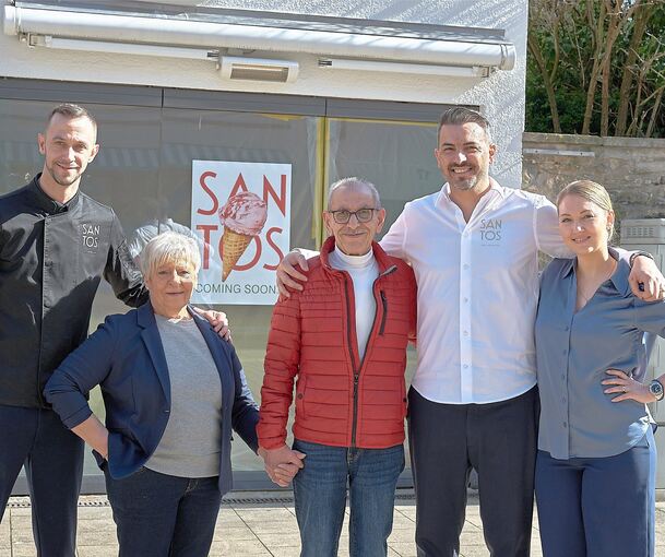 Vaclav Vacik, Pinar di Gloria, Nico Posa sowie Marco und Anna dos Santos (von links) vor der neuen Eisdiele „Santos“.