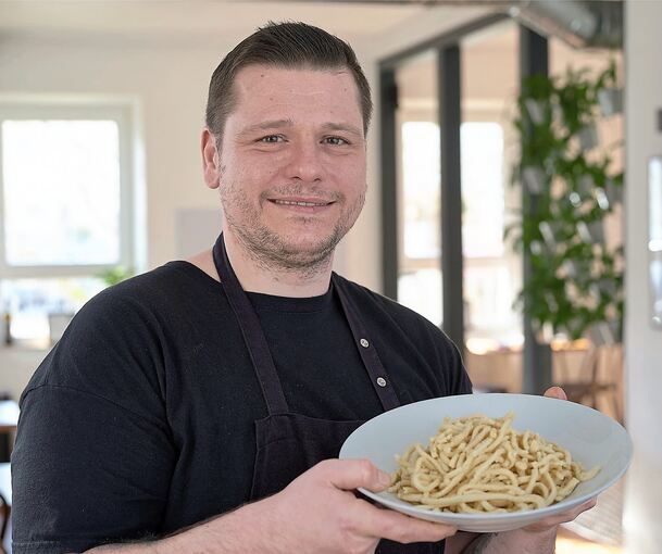 Fabian Zikofsky ist einer der beiden „Blutsbrüder“. Spätzle werden in dem Restaurant in Ludwigsburg täglich zubereitet.