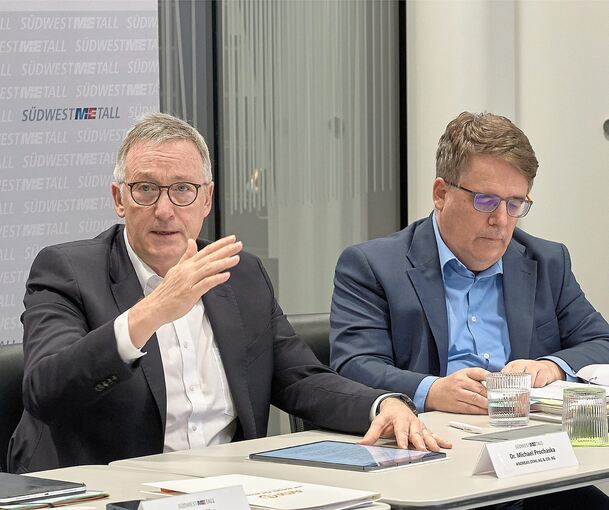 Michael Prohsaka (links), Vorsitzender der Südwestmetall-Bezirksgruppe Ludwigsburg-Rems-Murr gab einen Überblick über die Stimmu