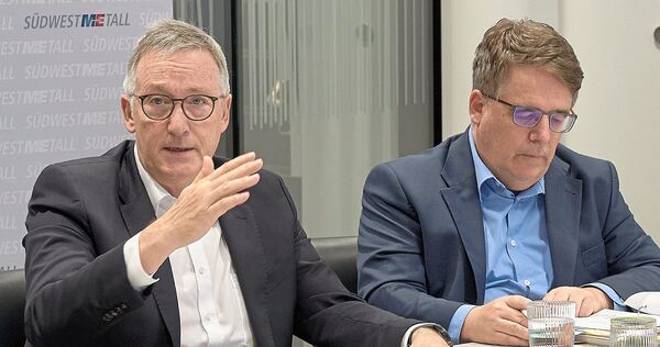Michael Prohsaka (links), Vorsitzender der Südwestmetall-Bezirksgruppe Ludwigsburg-Rems-Murr gab einen Überblick über die Stimmu
