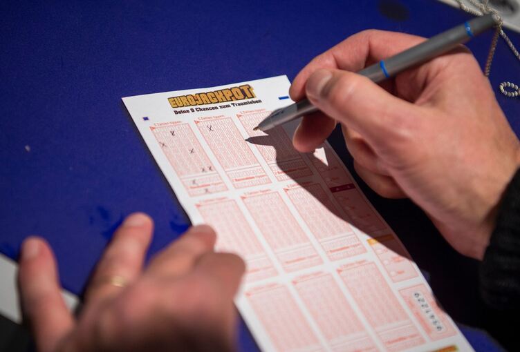Mann kreuzt auf Lottoschein des Spiels «Eurojackpot» Zahlen an