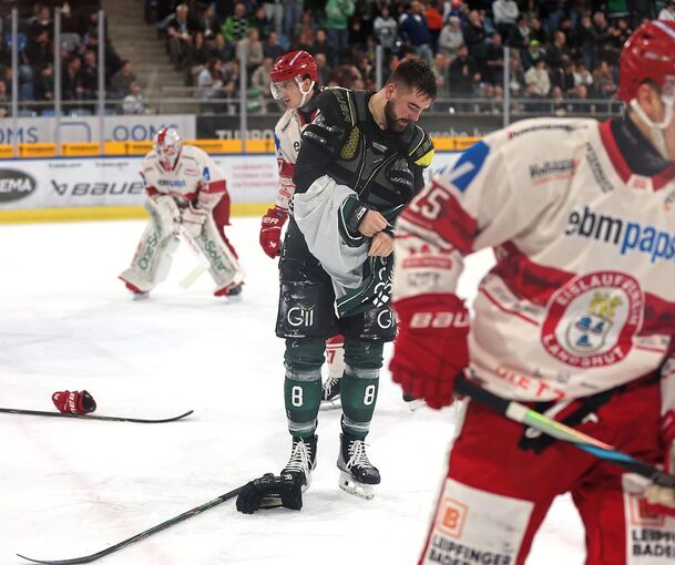 Raue Sitten: Steelers-Topscorer Jack Dugan zieht sich nach seiner Prügelei mit dem Landshuter Colton Jobke wieder an.