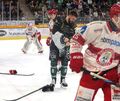 Raue Sitten: Steelers-Topscorer Jack Dugan zieht sich nach seiner Prügelei mit dem Landshuter Colton Jobke wieder an.