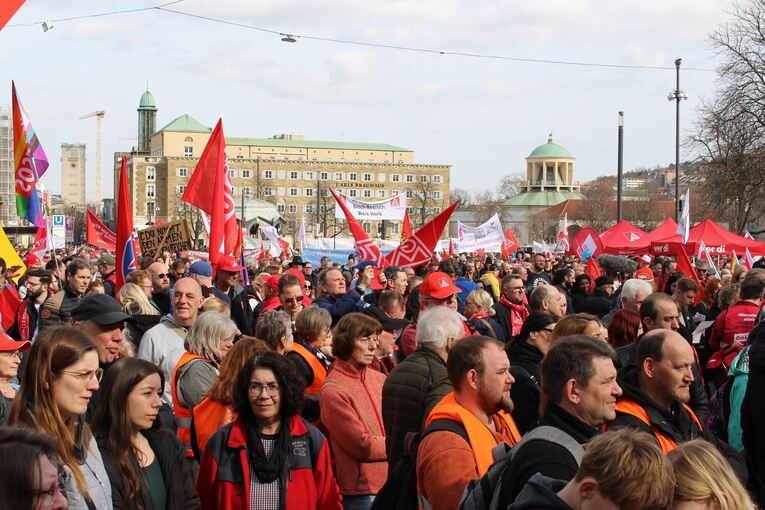 Gewerkschaften rufen Beschäftigte und Bürger zur Demonstration Gewerkschaften rufen Beschäftigte und Bürger zur Demonstration